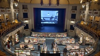 The new Giunti Odeon combines a bookstore and cinema in the beautiful space that was part of the Palazzo dello Strozzino, in Florence, Italy — Photo: Cláudia Amorim / O Globo