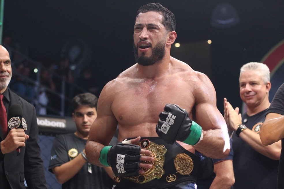 João Dantas conquistou cinturão em evento do Jungle Fight — Foto: Hugo Elevaty Esportes