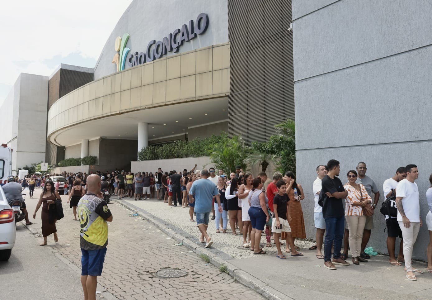 Eleitores relatam demora para votar no Rio de Janeiro; quem estiver na fila até 17h pode votar