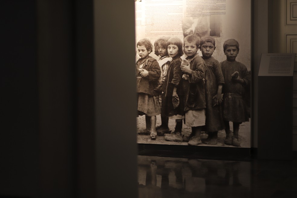 Foto de crianças armênias na Turquia nos anos 1910, exposta no Memorial do Genocídio Armênio — Foto: Vanush Melkonyan / UGAB Brasil