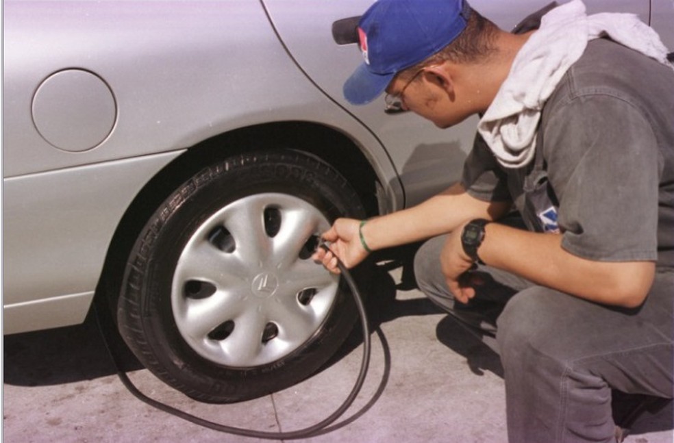 Calibragem de pneu errada pode fazer com que o veículo consuma mais combustível — Foto: Arquivo