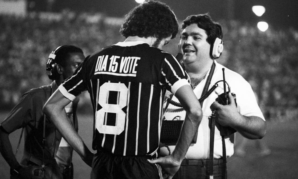 Repórter esportivo: Fausto Silva entrevista o jogador Sócrates, em 1982 — Foto: Olívio Lamas / Agência O Globo