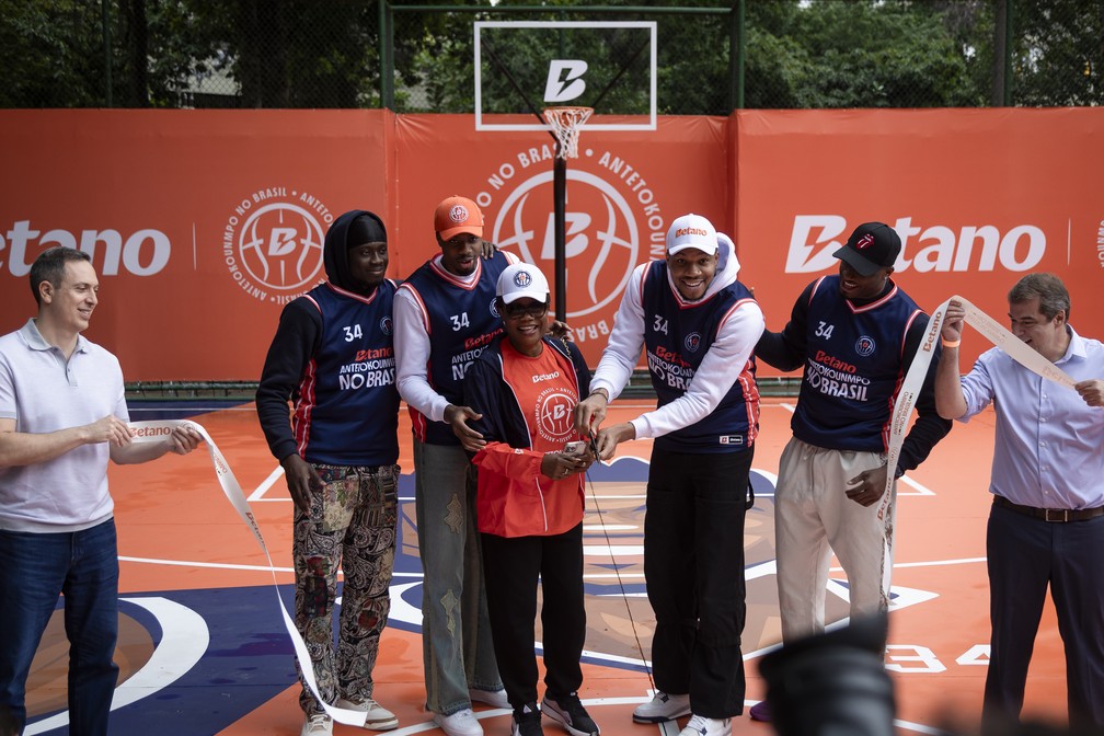 Antetokounmpo inaugura quadra no Rio — Foto: Leo Martins