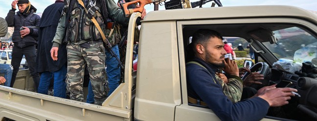 Rebeldes chegam à praça Umayyad, em Damasco — Foto: LOUAI BESHARA / AFP