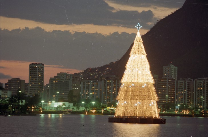 A primeira luz! A Árvore de Natal em seu ano de estreia, 1996 — Foto: Ricardo Leoni