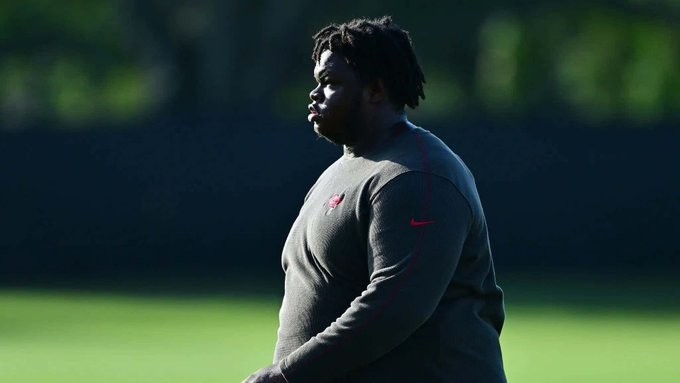 Calouro com 210 kg é dispensado antes de estreia na NFL por estar com sobrepeso e não atingir meta; entenda