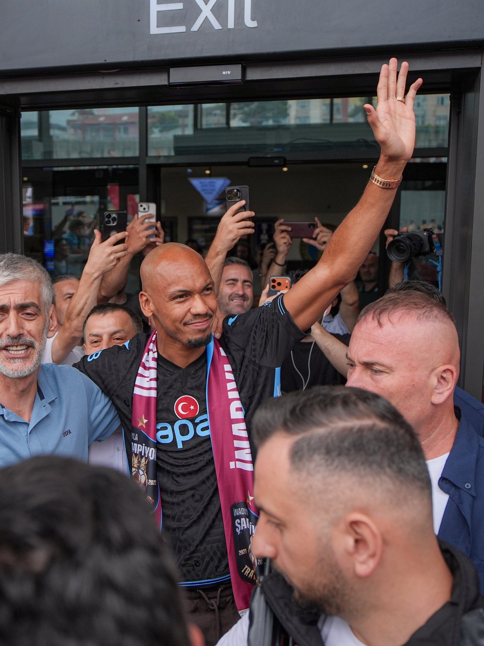 Fabinho é recebido com festa em chegada no Tranzonspor — Foto: Divulgação/Tranzonspor
