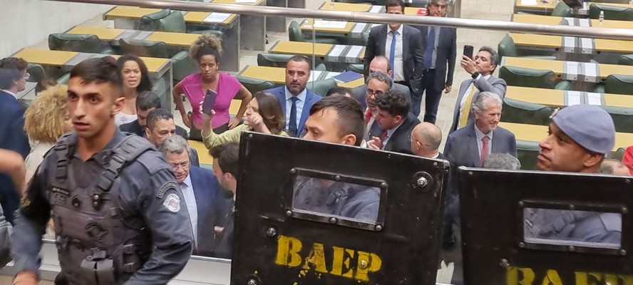 Privatização da Sabesp: sessão na Alesp tem empurrões e debate: mortadela  ou peito de peru?, Política