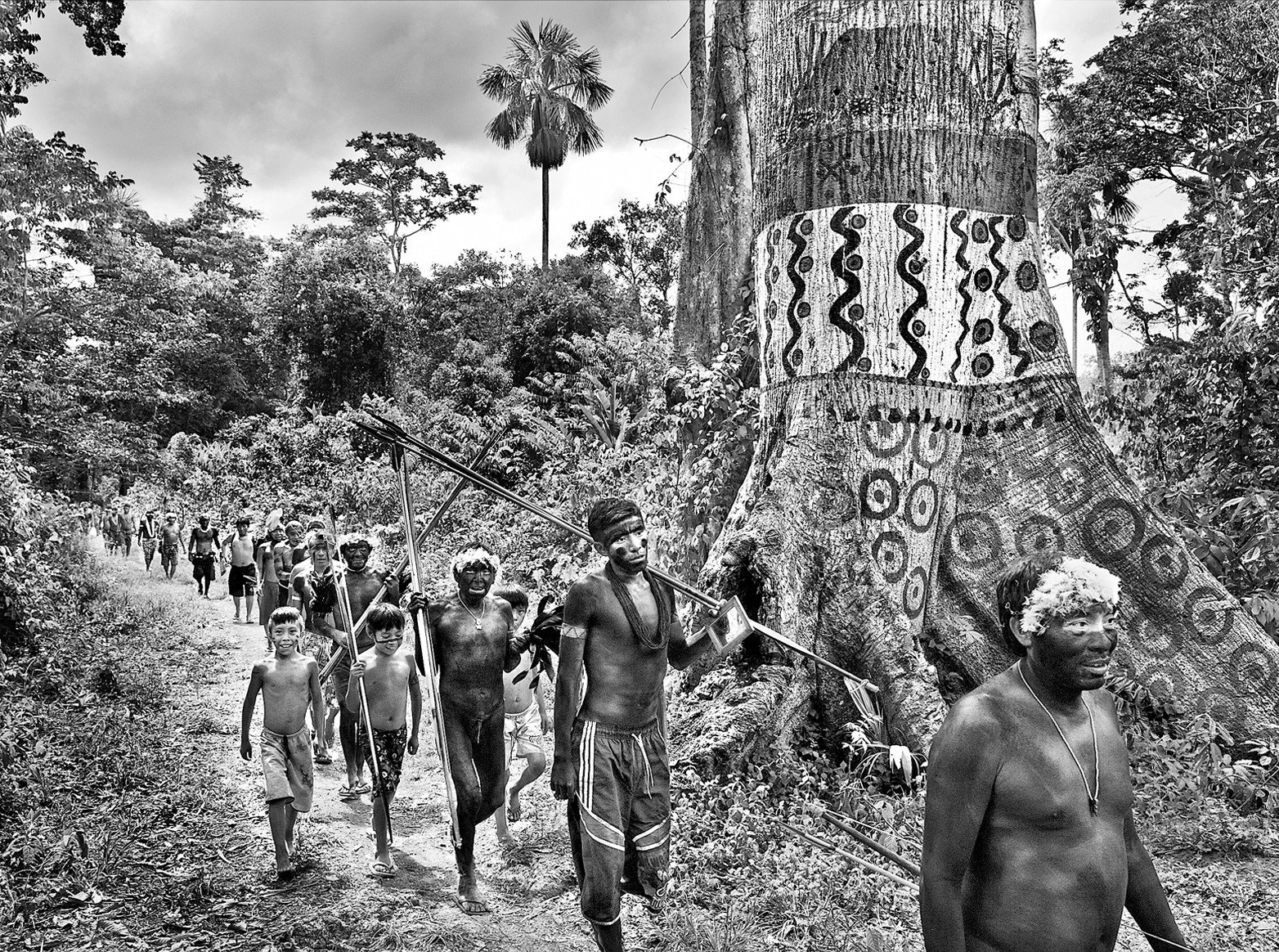 Registro de Sebastião Salgado da etnia ianomâmi, na Amazônia, em 2014 — Foto: Agência O Globo/Sebastião Salgado