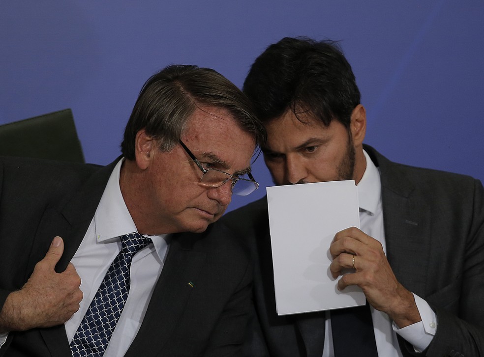 Bolsonaro e o então ministro Fábio Faria — Foto: Cristiano Mariz/07.12.2021