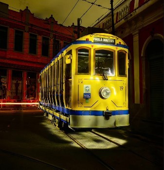 Fotógrafo mostra apagão em Santa Teresa com imagem impressionante de bondinho - QTU Questões do Universo