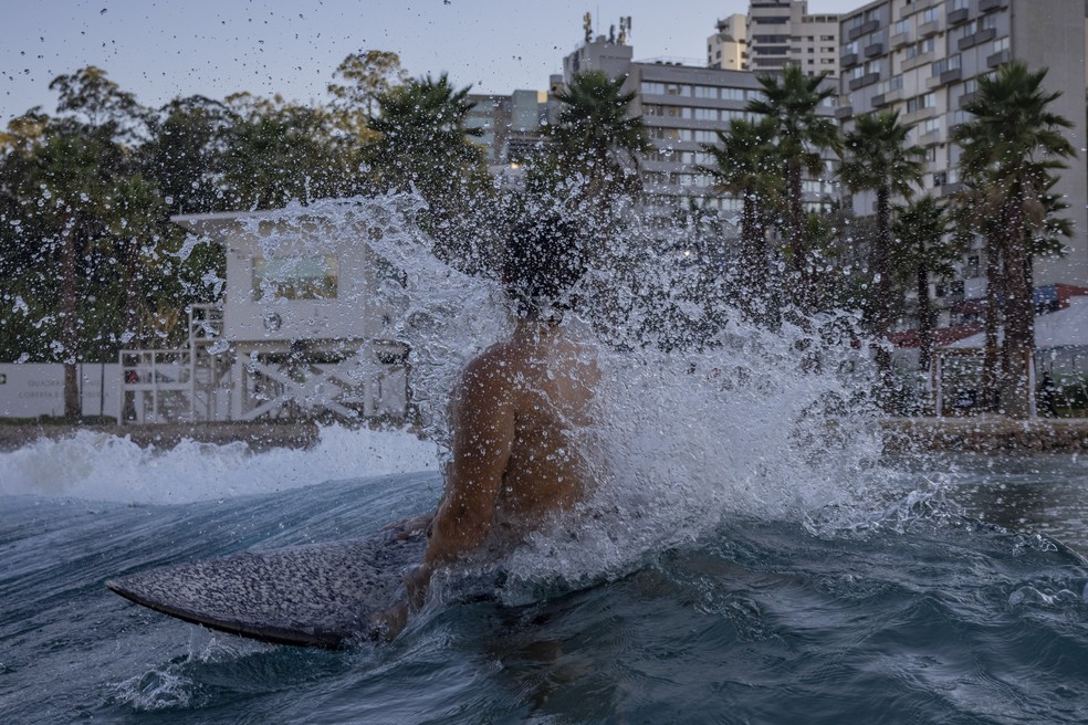 Um surfista na piscina de ondas do São Paulo Surf Club em São Paulo — Foto: Victor Moriyama/Bloomberg