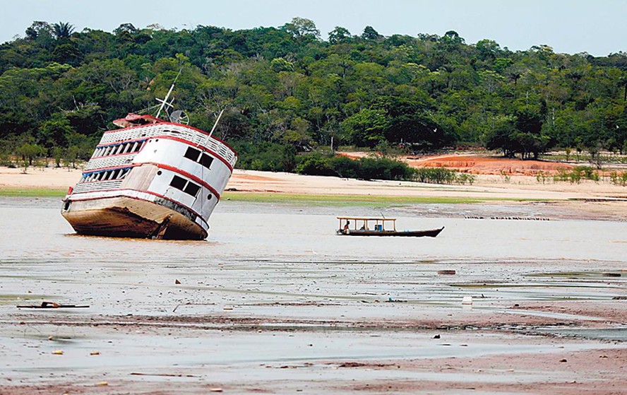 Embarcação encalhada no Rio Negro: face mais visível da seca que deverá se aprofundar na Amazônia