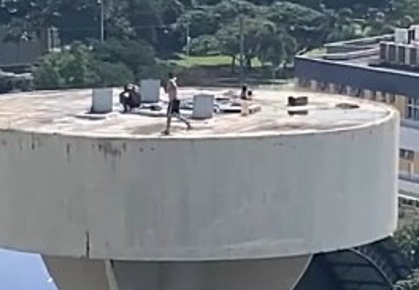 Homem corre em volta de estrutura da altura de 8 andares na Barra, sem proteção; vídeo