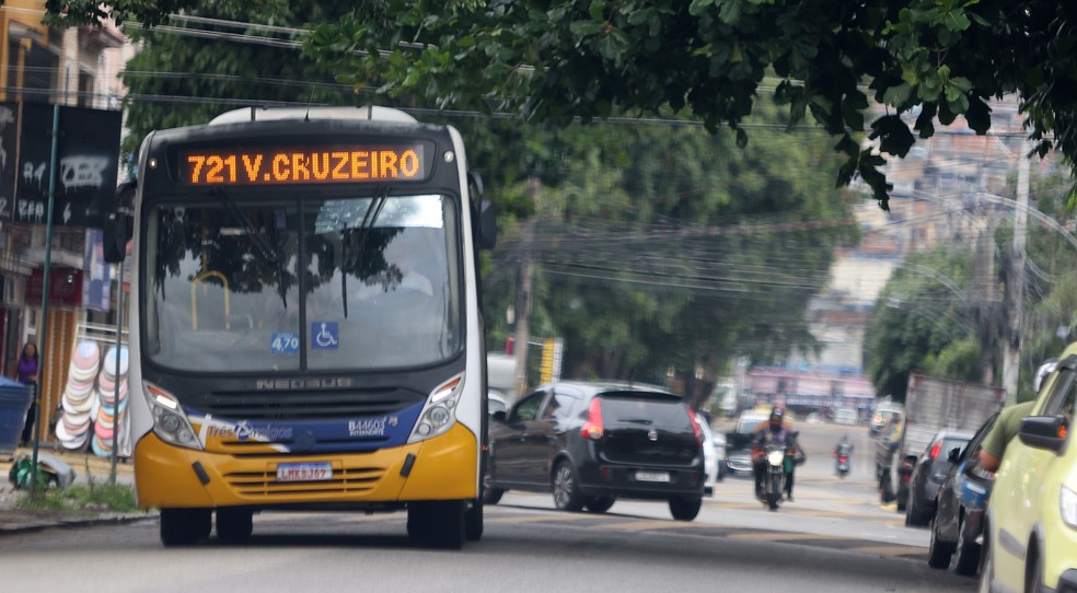 Ônibus da linha 721 volta a circular pela Vila Cruzeiro dias após operação — Foto: Fabiano Rocha / Agência O Globo