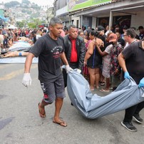 Mais corpos chegando à praça — Foto: Fabiano Rocha/Agência O Globo