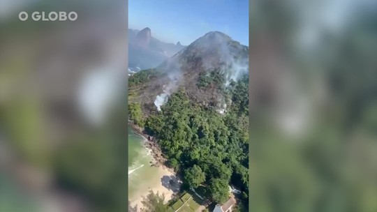 Com drones e helicópteros, bombeiros combatem incêndio provocado por balão em área de preservação em Niterói; veja vídeo