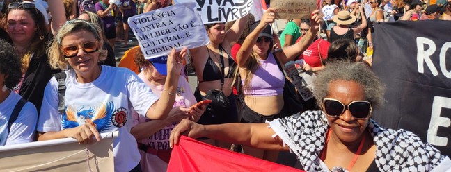 Ato contra feminicídio na Praia de Copacabana, Rio de Janeiro, no domingo (07/12) — Foto: Custodio Coimbra/Agência O Globo