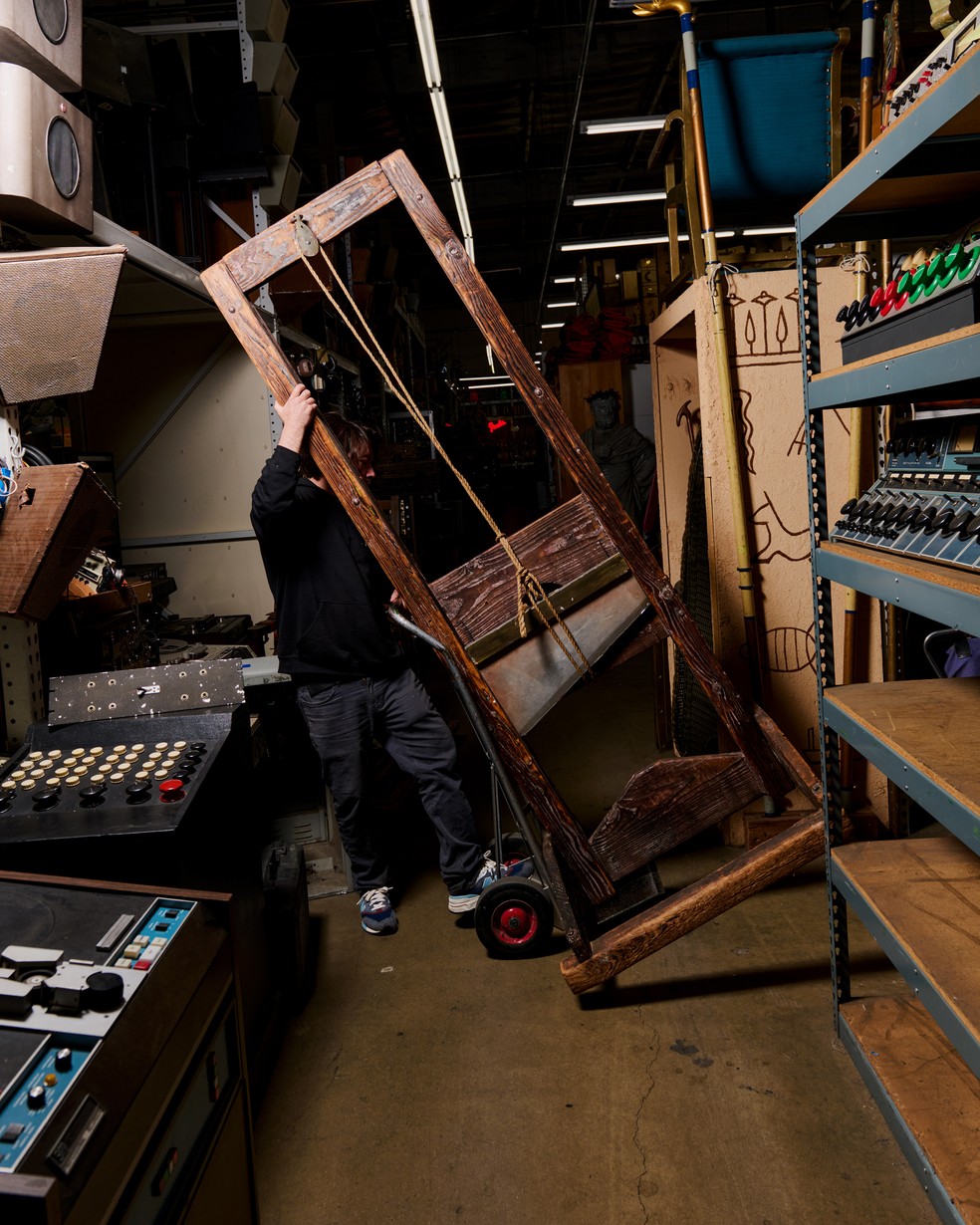 Guilhotina usada na série "Wandinha" — Foto: Jake Michaels/The New York Times