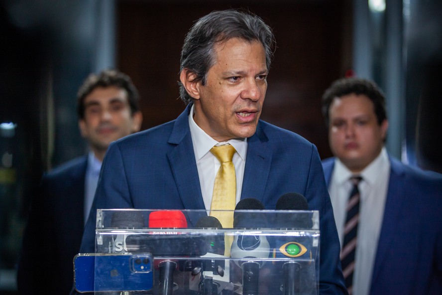 Ao lado de secretários, o ministro Fernando Haddad comenta a revisão da expectativa de nota do Brasil pela S&P Global Ratings