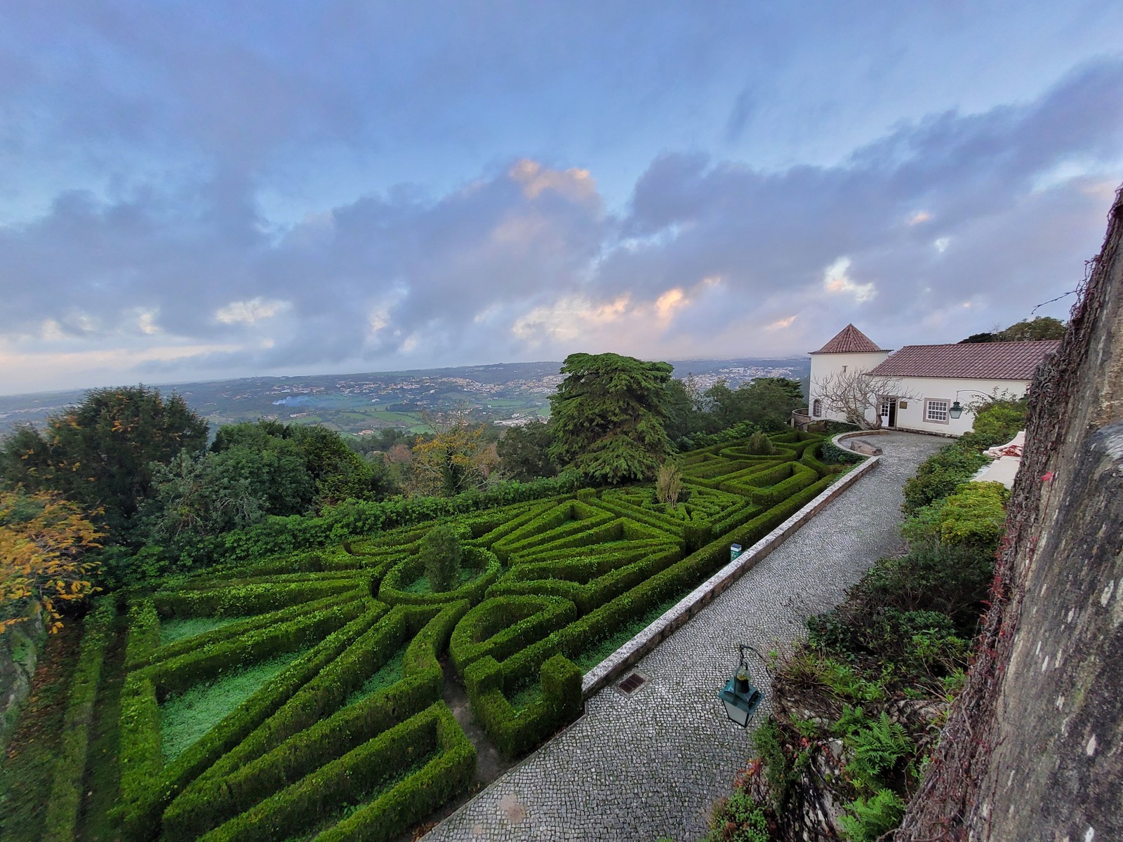 Um dos jardins em forma de labirinto do Tivoli Palácio de Seteais, hotel que funciona num palácio histórico em Sintra, Portugal — Foto: Eduardo Maia / O Globo