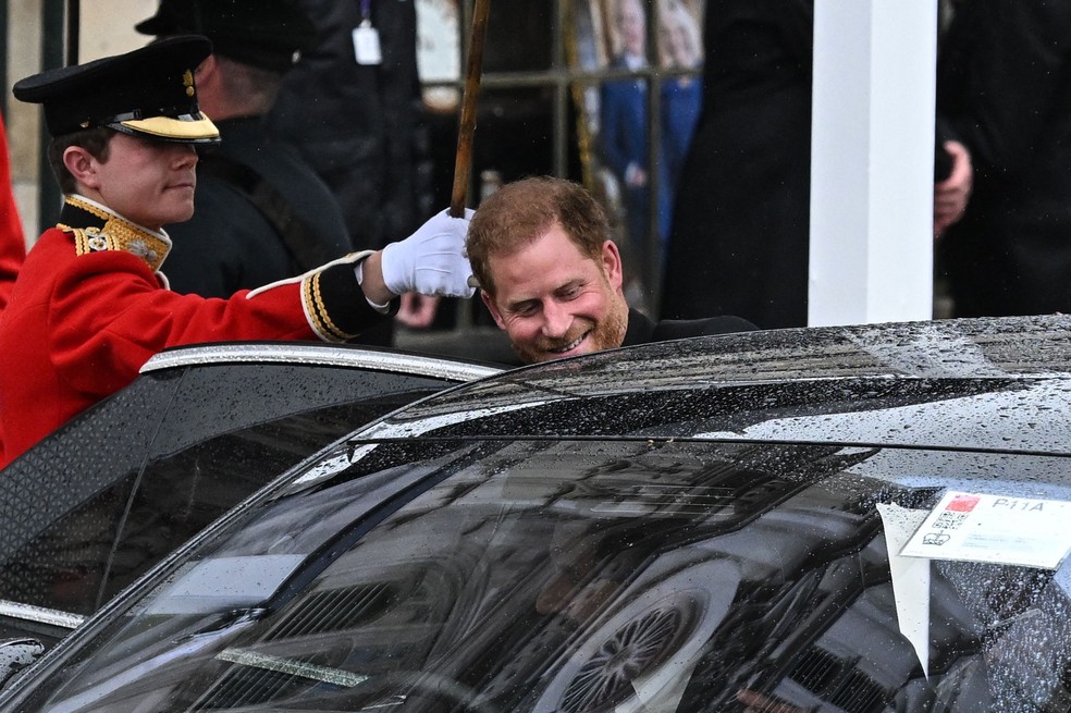 Príncipe Harry embarca em carro logo após coroação de seu pai, o rei Charles — Foto: Paul Ellis