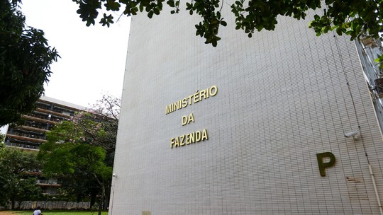 https://s2-oglobo.glbimg.com/VV-SbzZ-0JN3un_J12h7s2gI1AY=/540x304/top/smart/https://i.s3.glbimg.com/v1/AUTH_da025474c0c44edd99332dddb09cabe8/internal_photos/bs/2025/8/o/NfHV1sTAGwsCfxH4o9Xg/105648575-brasilia-df-10-04-2023-fachada-do-ministerio-da-fazenda.-share-on-whatsapp-share-on-3-.jpg