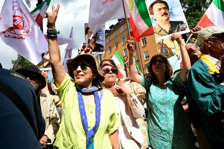 Pessoas reagem do lado de fora do Tribunal Distrital de Estocolmo, Suécia, em 14 de julho de 2022, após a sentença de prisão perpétua do julgamento por crime de guerra contra Hamid Noury