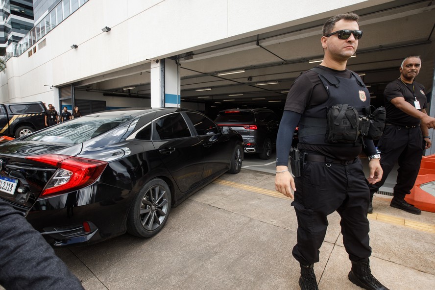 Bolsonaro chega &agrave; PF para prestar depoimento