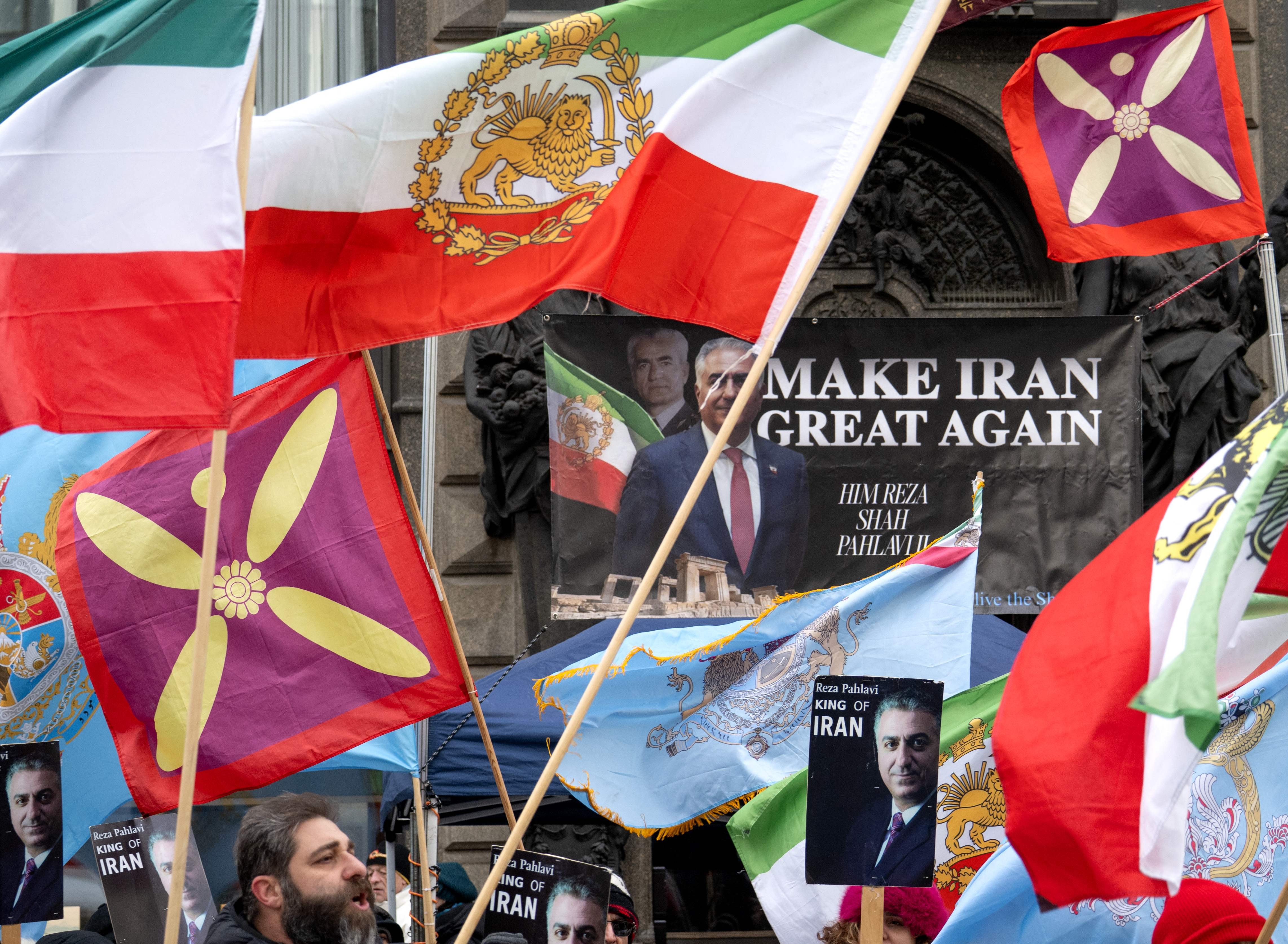 'Viva o x&aacute;!' e 'Pahlevi voltar&aacute;': quem &eacute; Reza Pahlevi, ex-pr&iacute;ncipe herdeiro do Ir&atilde; citado durante protestos no pa&iacute;s