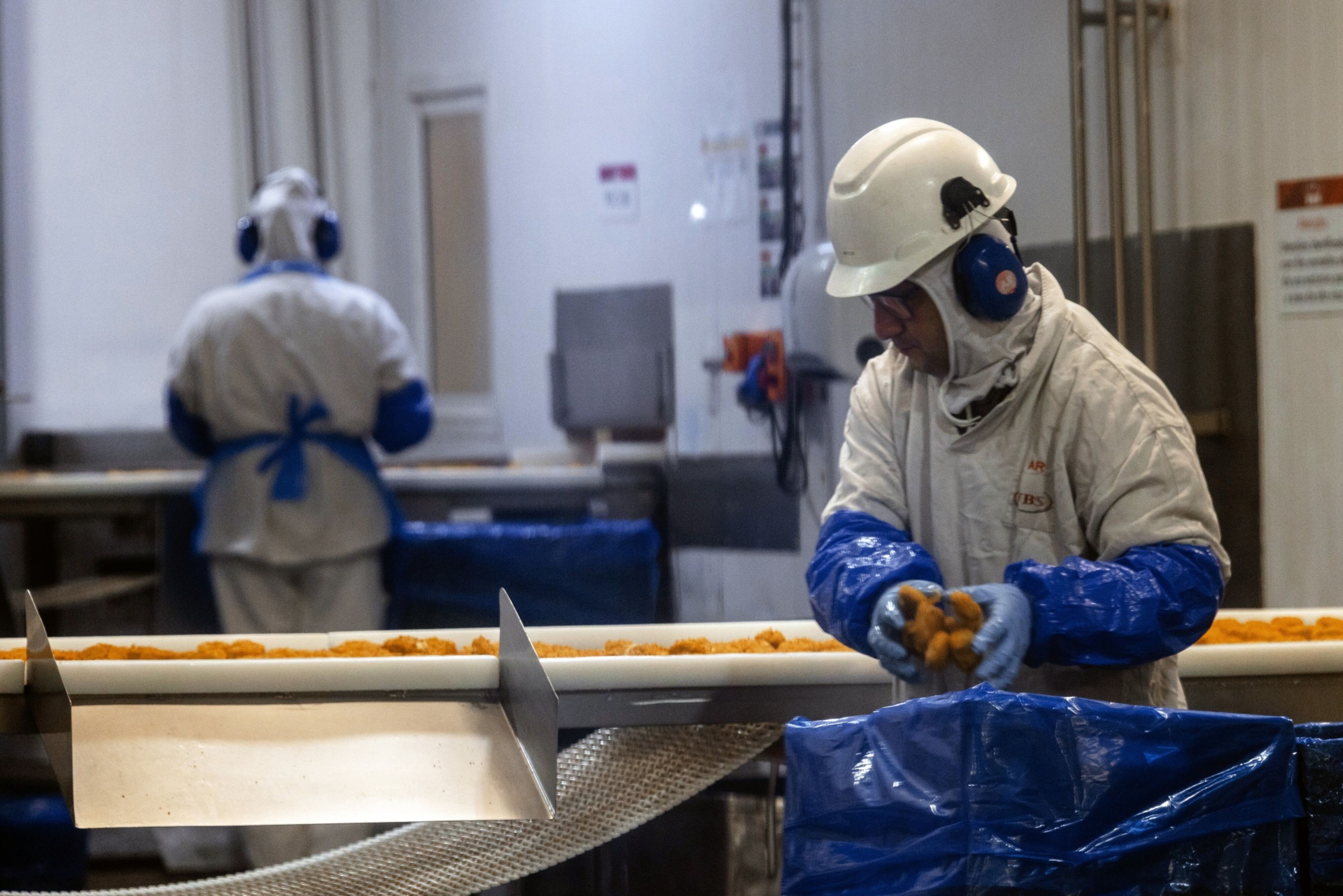 China suspende exportações de carne bovina de 3 frigoríficos do Brasil
