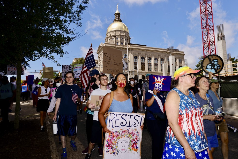 Manifestantes marcham perto do Capitólio estadual da Geórgia, em Atlanta, durante protesto do "Dia Sem Reis" — Foto: Dustin Chambers/The New York Times