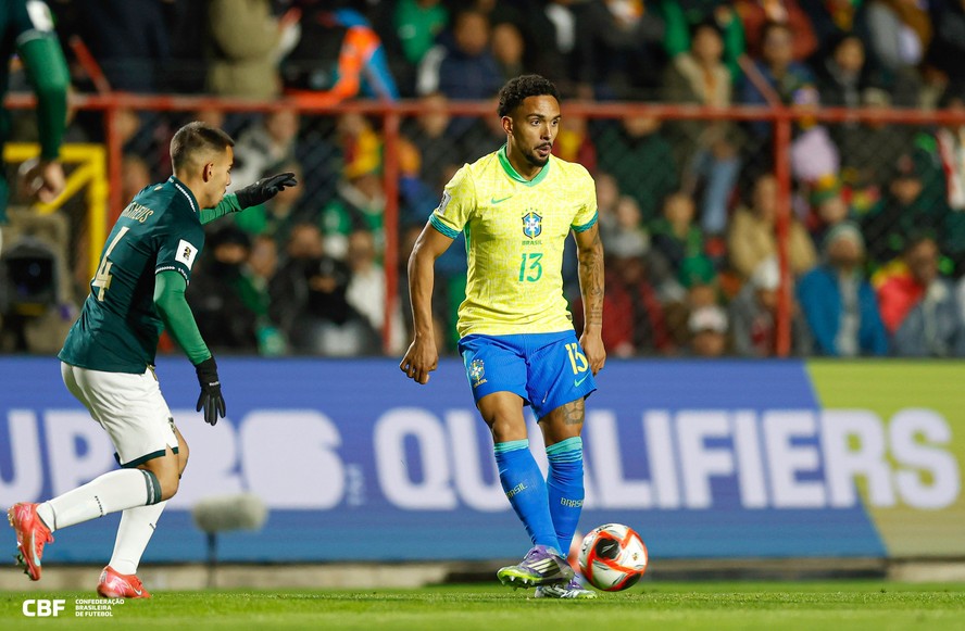 Vitinho com a camisa da sele&ccedil;&atilde;o brasileira