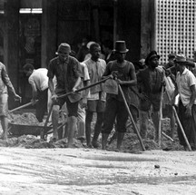 Trabalhadores retiram a lama que ficou acumulada na Rua Jardim Botânico — Foto: Arquivo / Agência O Globo