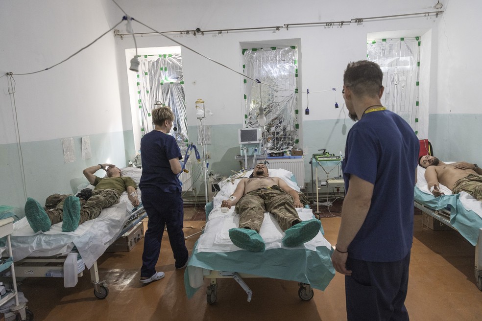 Soldados ucranianos com concussões sendo tratados em um ponto de estabilização onde equipes médicas cuidam de soldados feridos por artilharia, tiros e minas terrestres. — Foto: David Guttenfelder/The New York Times