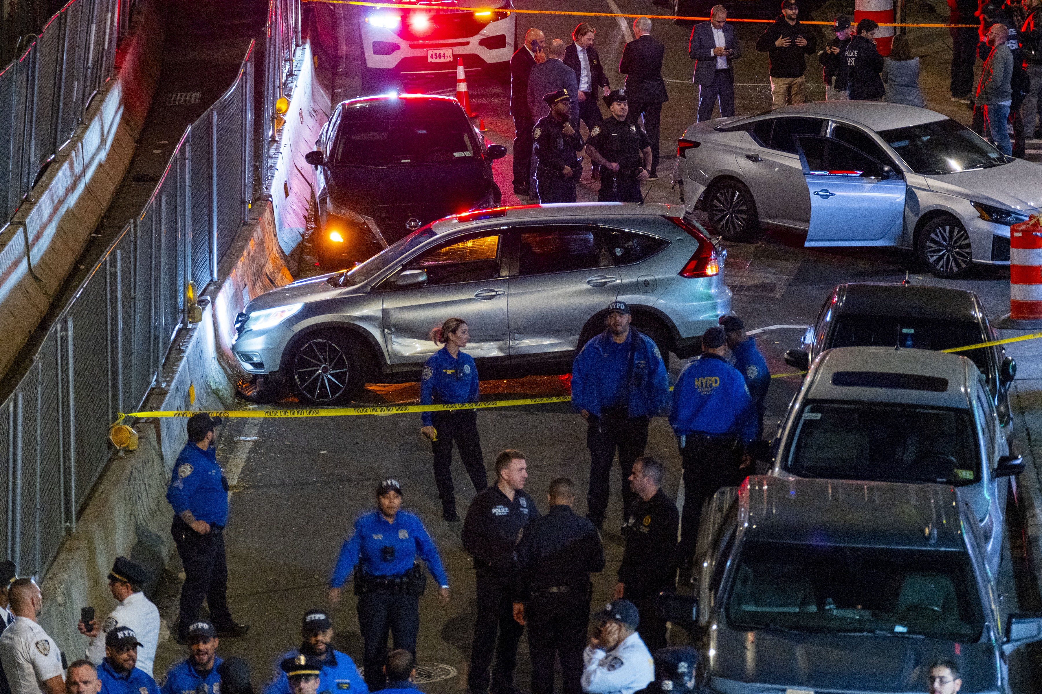 Agente do ICE atira em homem em Nova York; criança de 5 anos estava no carro