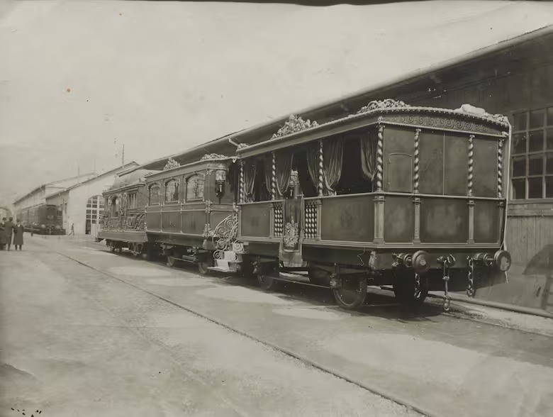 Complete configuration from when it was still in operation. First the chapel, then the throne carriage (the most private one) and finally the Loggia delle Benedizioni. — Photo: Reproduction