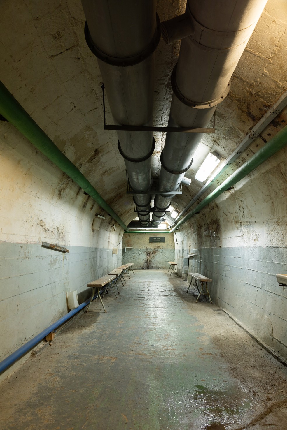 O interior do abrigo de Folimanka, construído para manter 1300 pessoas seguras — Foto: Lenka Grabicova/The New York Times