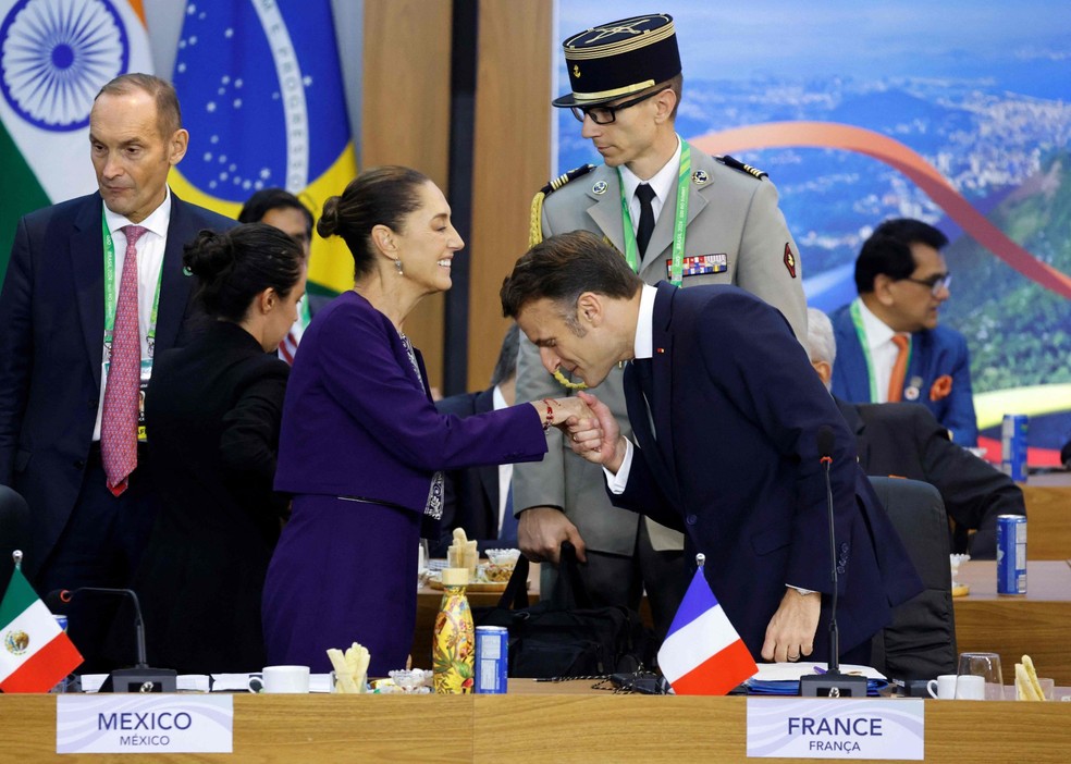 O presidente da França, Emanuel Macron, cumprimenta a presidente do México, Claudia Sheinbaum — Foto: Ludovic MARIN / AFP