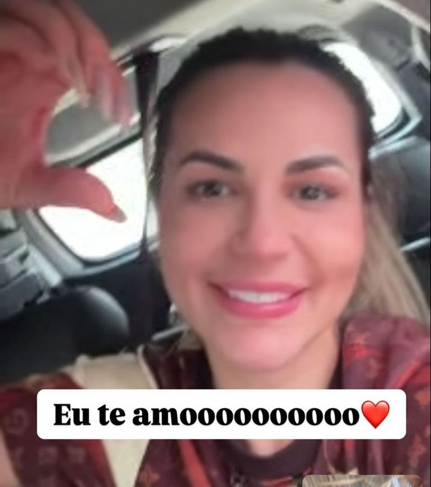 Deolane Bezerra faz chamada de vídeo com irmãs após deixar a prisão