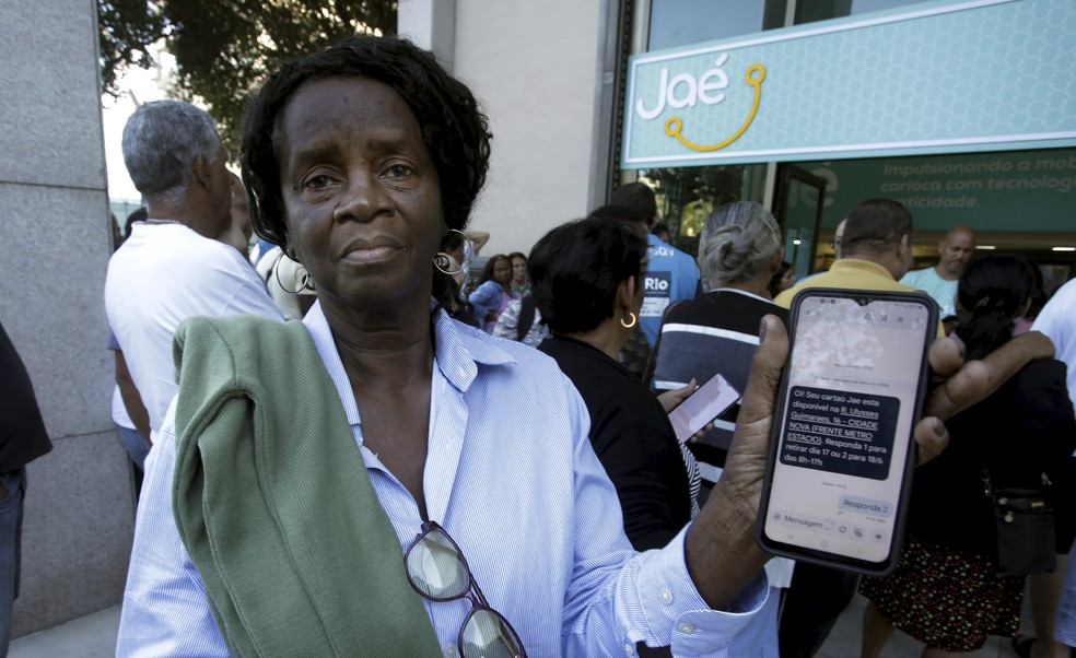 Cartão Jaé. Filas nos postos de atendimento para pedir o cartão. Na foto Marli Peçanha , 72 anos, mora em Campo Grande. Já veio umas cinco vezes tentar pegar e não conseguiu. — Foto: Fabiano Rocha / Agência O Globo