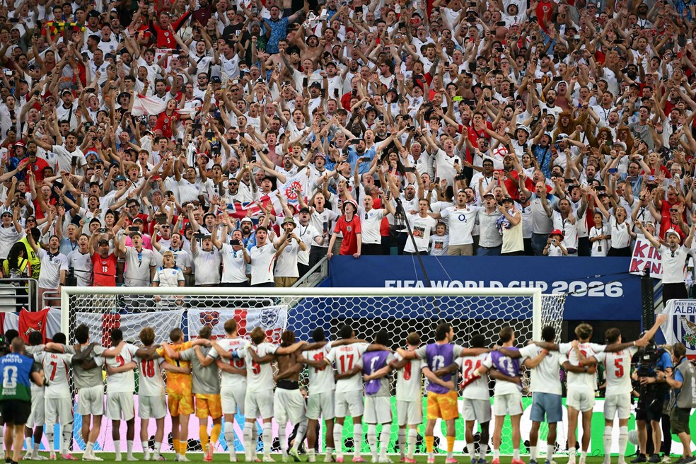 Jogadores da Inglaterra comemoram classificação para a semifinal da Copa do Mundo — Foto: CHANDAN KHANNA / AFP