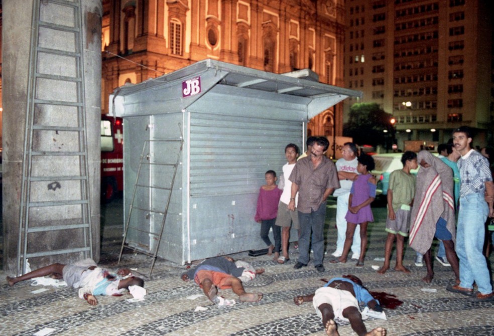 Meninos mortos na Chacina da Candelária, com a igreja ao fundo, no Centro do Rio, em 1993 — Foto: Antônio Nery/Agência O GLOBO