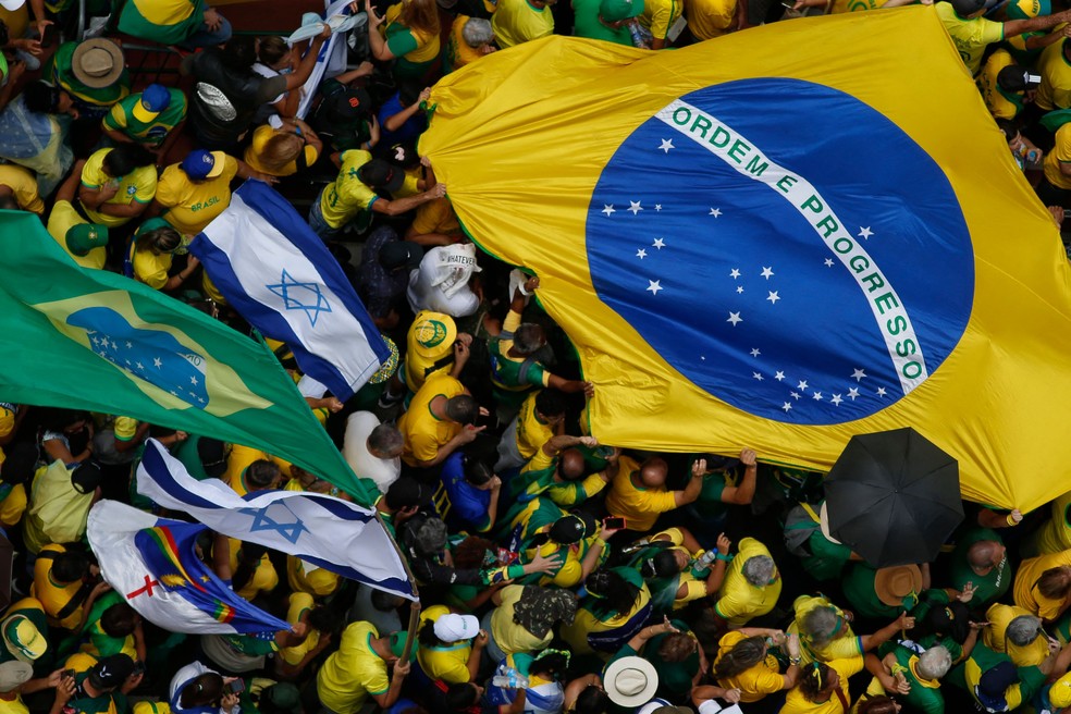 Bandeiras de Israel durante ato de Bolsonaro na Avenida Paulista &mdash; Foto: Miguel Schincariol/AFP