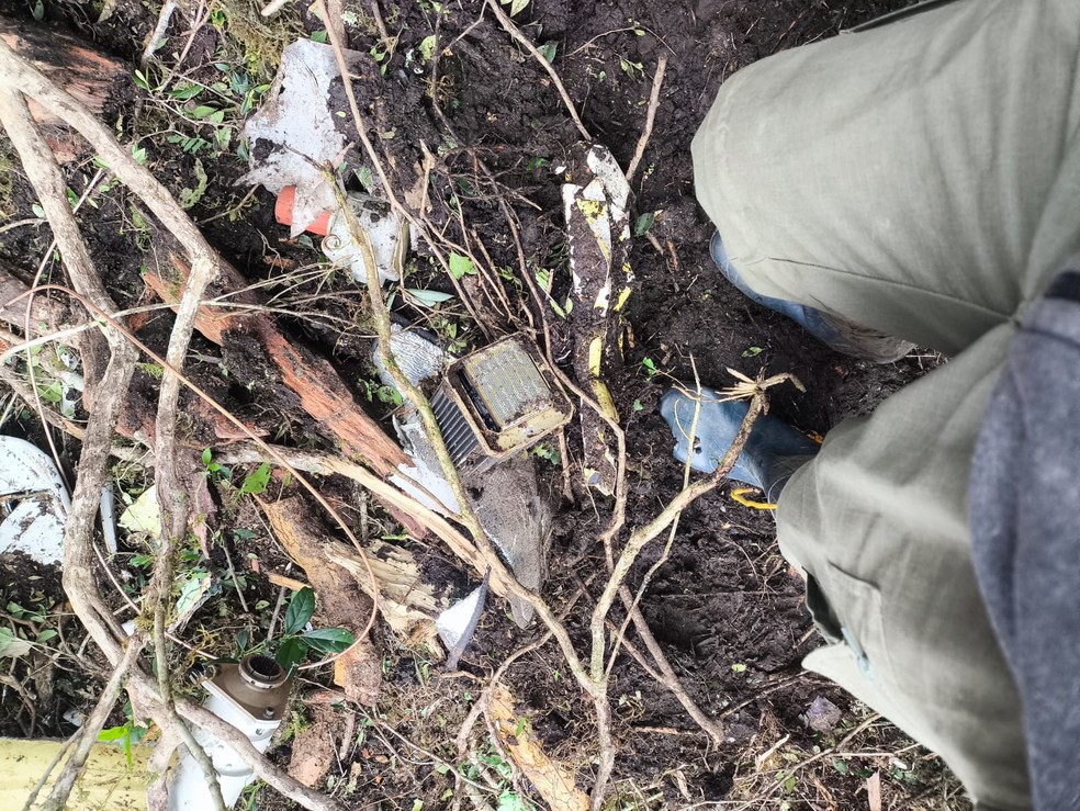Destroços do helicóptero que caiu e resultou na morte do cantor Rick e de outras quatro pessoas em SC — Foto: Equipe de Caçadores do Barriga