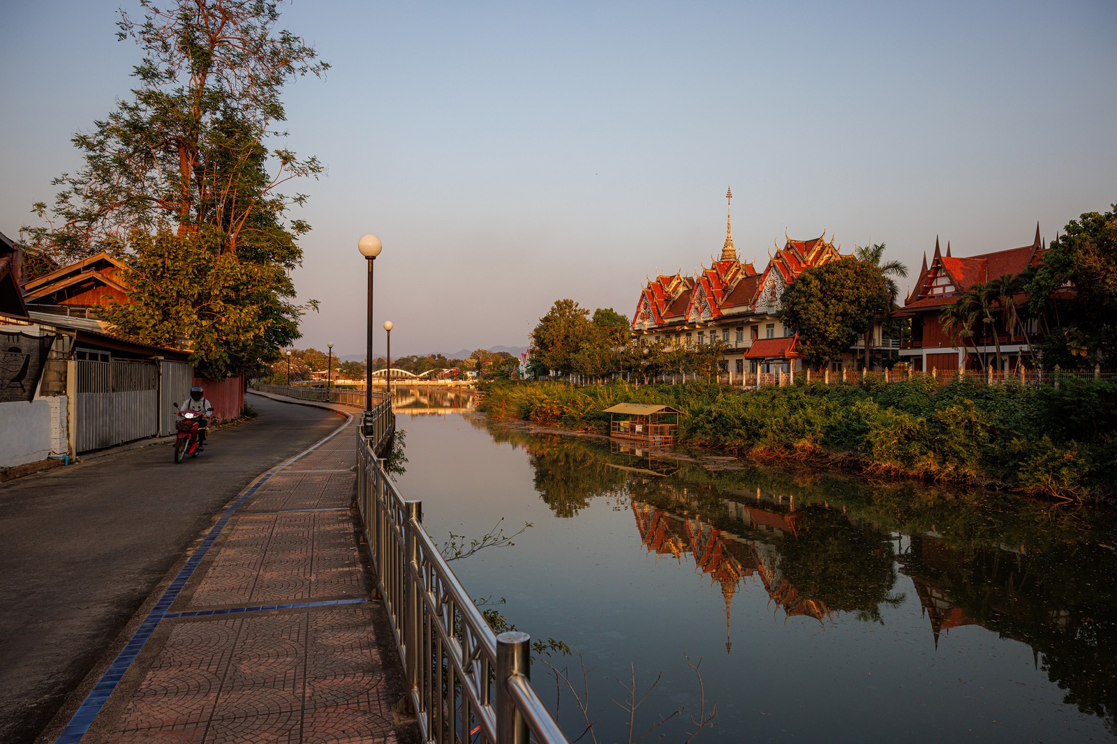 um Templo Budistaéredredo Donas Águasdo Rio Wang, Que Corta A Cidade De Lampang, No Norte DaTailândia -foto -foto: Andre Malerba/The New York Times