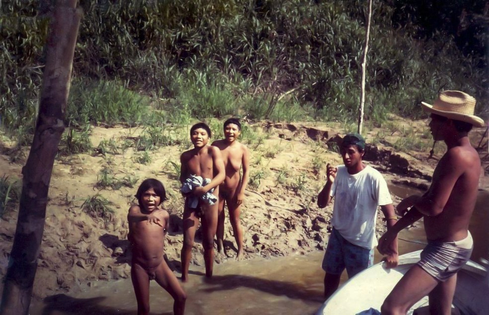 Korubos isolados, entre eles Mayá ao fundo, são contatados por missionário que entrou ilegalmente na terra indígena no final dos anos 1980 — Foto: Arquivo/Funai