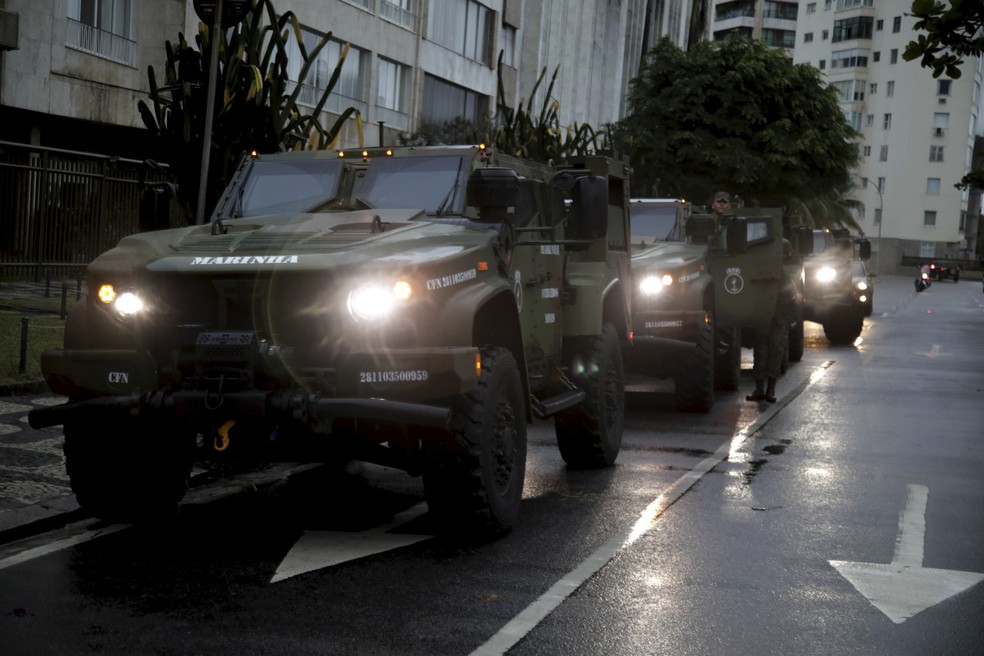Comboio se desloca pelas ruas do Rio durante demonstração de operação de segurança para os Brics — Foto: Fabiano Rocha