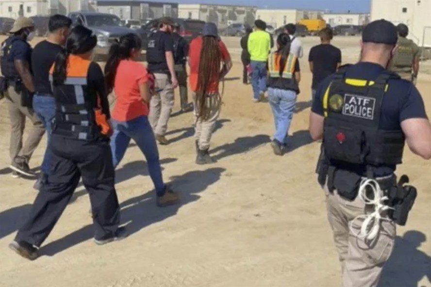 Agentes da imigração prendem centenas de sul-coreanos em fábrica nos ...