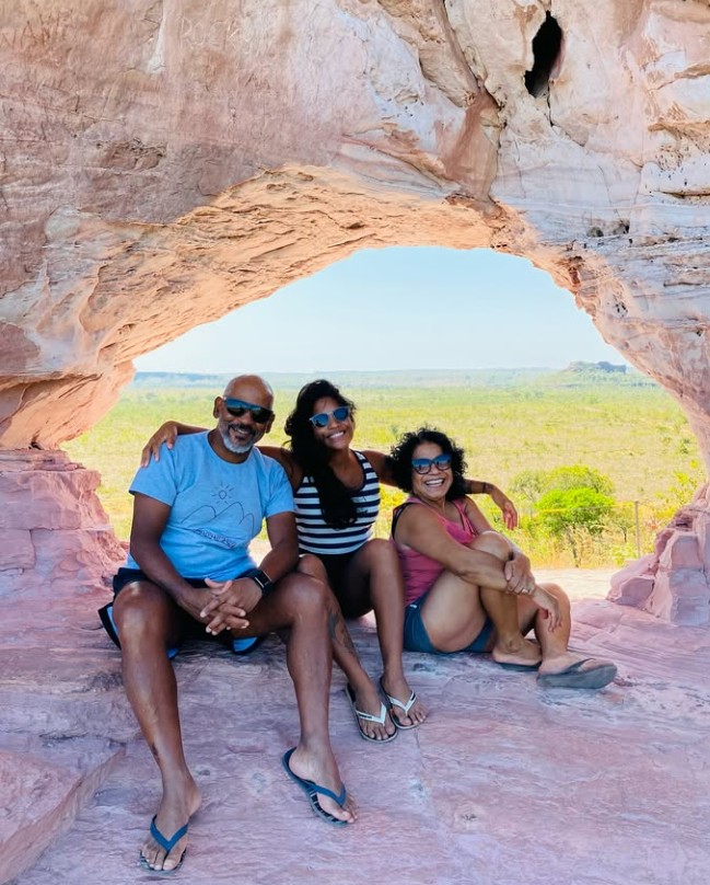 A publicitária entre os pais, Manoel e Estela Marins, no Jalapão, no Tocantins, em 2023, em mais uma das dezenas de viagens de férias com a família — Foto: Álbum de família